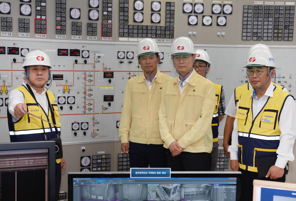 지난해 7월 31일 하절기 전력수급 대비 전력설비 현장점검에 나선 백운규 산업부 장관(사진 왼쪽에서 세번째)이 한전 중부변전소를 방문하고 있다.
