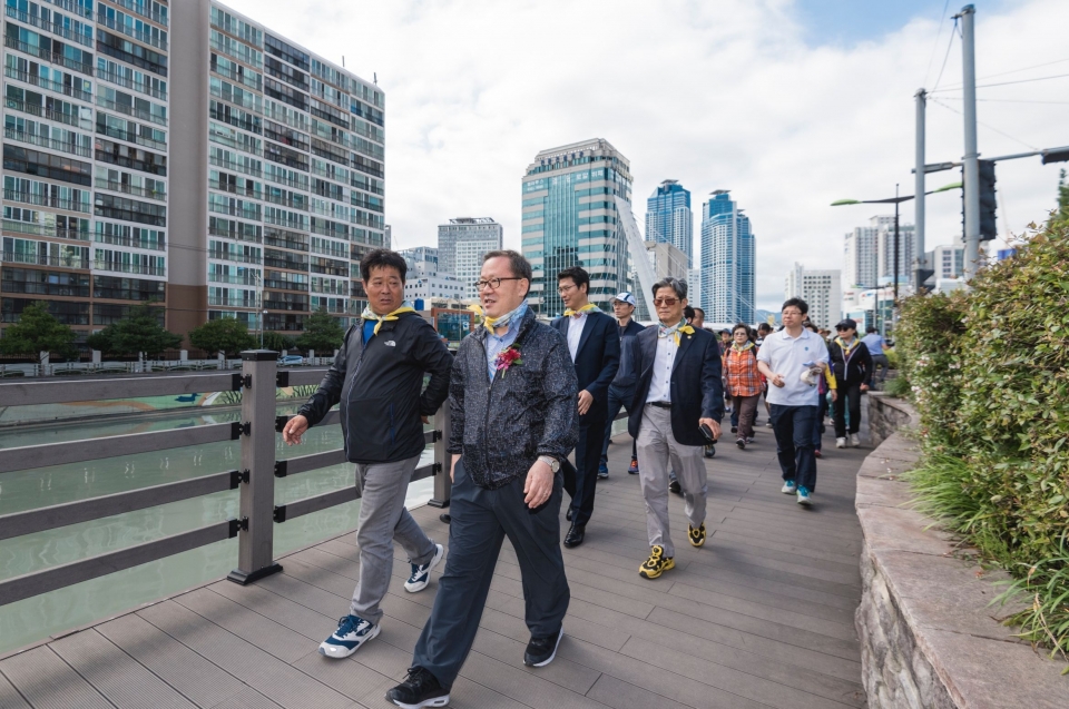 김병철 남부발전 사업관리본부장(앞줄 오른쪽)이 내빈들과 함께 동천사랑 걷기대회에 참가하고 있다.