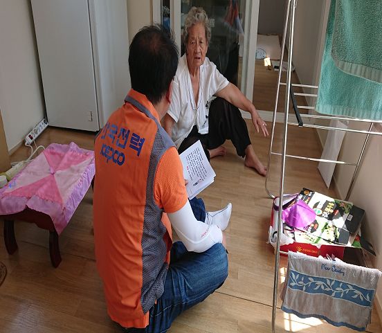 지난 4일 한전 직원이 포항 지진피해 이주민들의 임시거주시설을 방문해 전기요금 감면기간 연장에 대한 안내를 하고 있다.