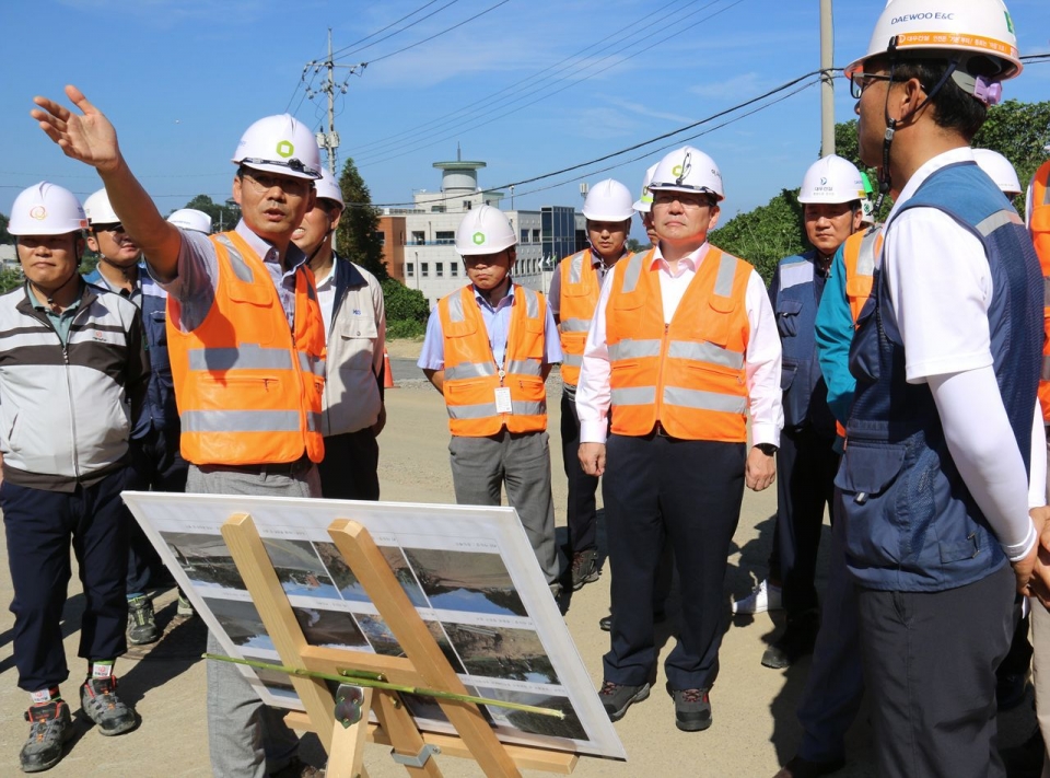 지난 21일 차성수 원자력환경공단 이사장(오른쪽 3번째)이 방폐장 2단계 건설현장을 방문해 태풍에 대비한 시설물 안전점검을 실시하고 있다.