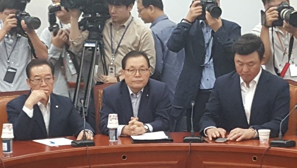 이채익 의원은 3일 오전 국회 본청에서 열린 자유한국당 원내대책회의에 참석해 정부의 탈원전 정책 제고를 촉구했다.