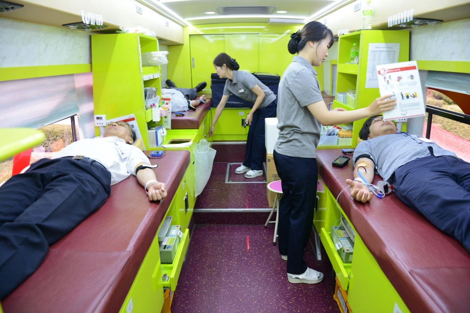 5일 사랑의 헌혈에 참여한 한전원자력연료 직원들이 채혈을 하고 있다.