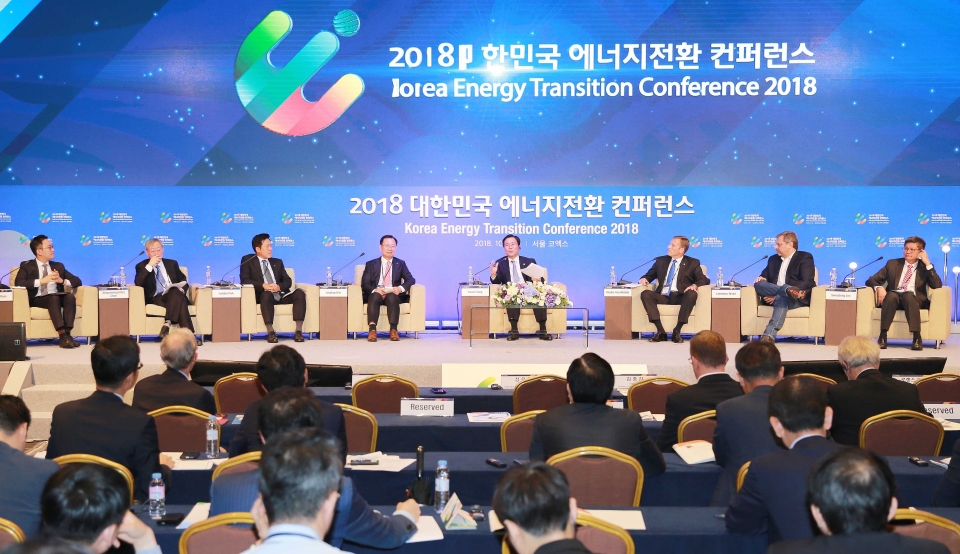 산업부는 5일 서울 코엑스 그랜드볼룸에서 ‘에너지신산업 비즈니스 다이얼로그’를 개최해 4차 산업혁명 신기술을 활용한 에너지신산업 분야의 새로운 비즈니스와 혁신성장동력을 창출키 위한 전략을 논의했다.