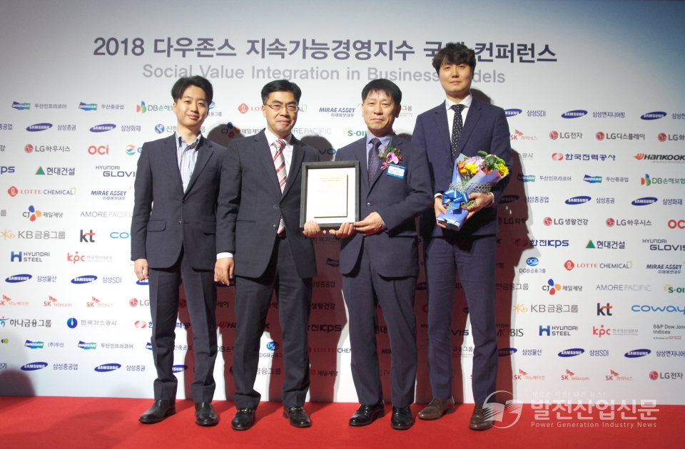 박정수 한전KPS 경영관리본부장(오른쪽 두 번째)이 직원들과 'DJSI Korea 10년 연속 최우수기업 편입'을 축하하며 함께 기념촬영 하고 있다.