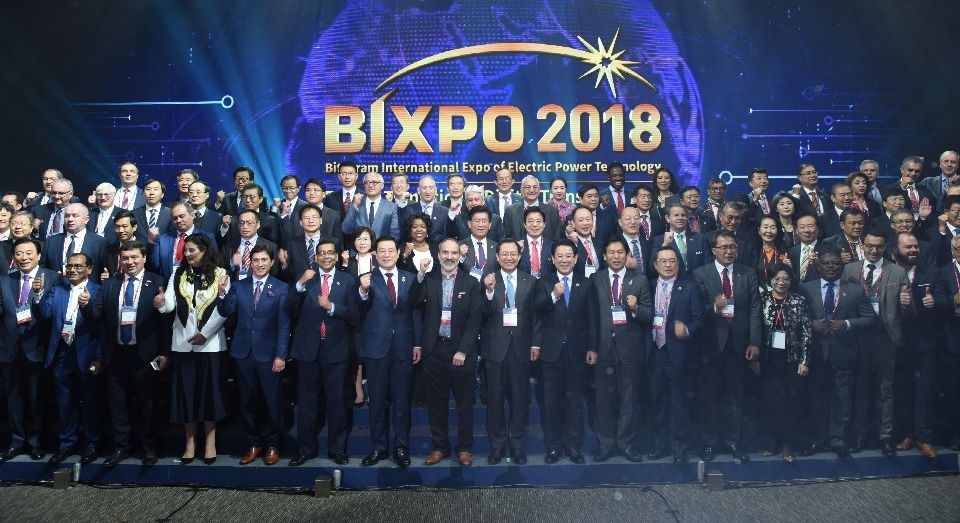 ‘BIXPO 2018’ 개막식에 참석한 국내외 주요인사들이 기념촬영을 하고 있다.