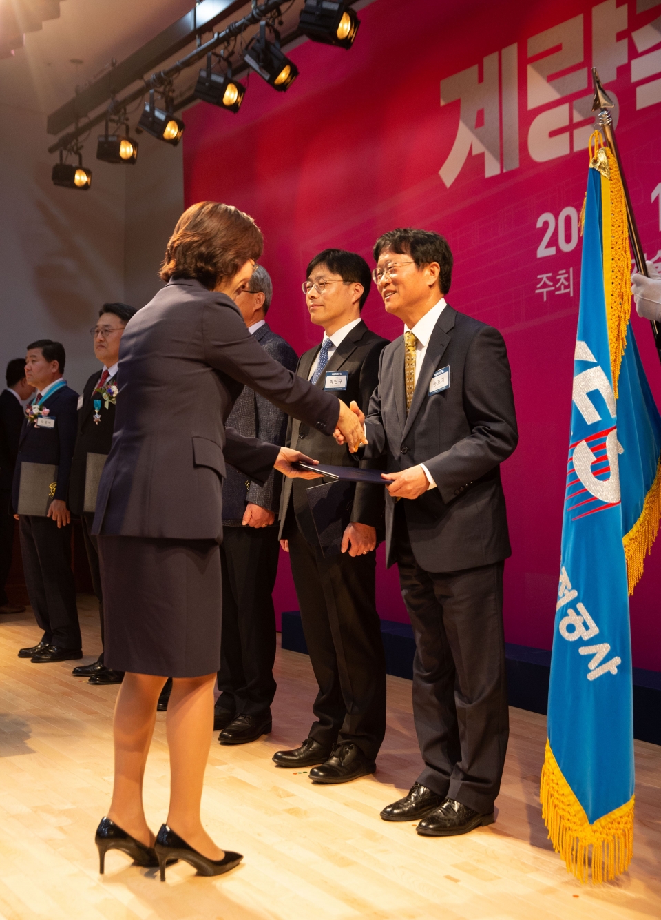 송호기 전기안정공사 부사장(오른쪽 첫 번째)이 ‘제48회 계량측정의 날’ 행사에서 대통령단체 표창을 수상하고 있다.