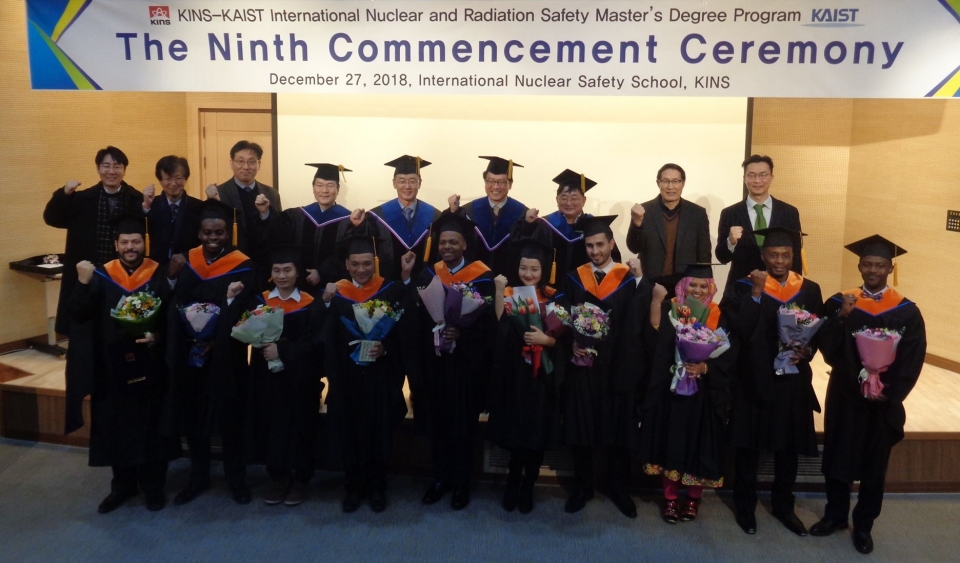 한국원자력안전기술원은 지난 27일 KINS 국제원자력안전학교에서 KINS-KAIST 국제원자력 및 방사선안전 석사과정 9기생들의 졸업식을 개최했다.