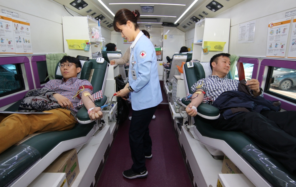 지난 18일 ‘사랑의 헌혈’ 행사에 참여한 새울원전 직원들이 채혈을 하고 있다.