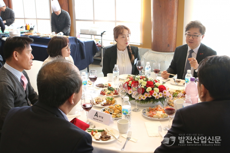박일준 한국동서발전(주) 사장(오른쪽 첫 번째)과 신입사원 및 가족들이 함께 오찬을 함께 하고 있다.