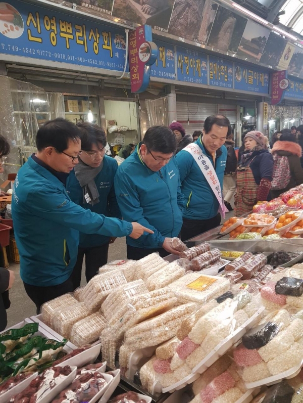 지난 28일 ‘설맞이 전통시장 장보기 행사’에 참여한 차성수 이사장(왼 3번째)과 공단 직원들이 제수용품을 고르고 있다.