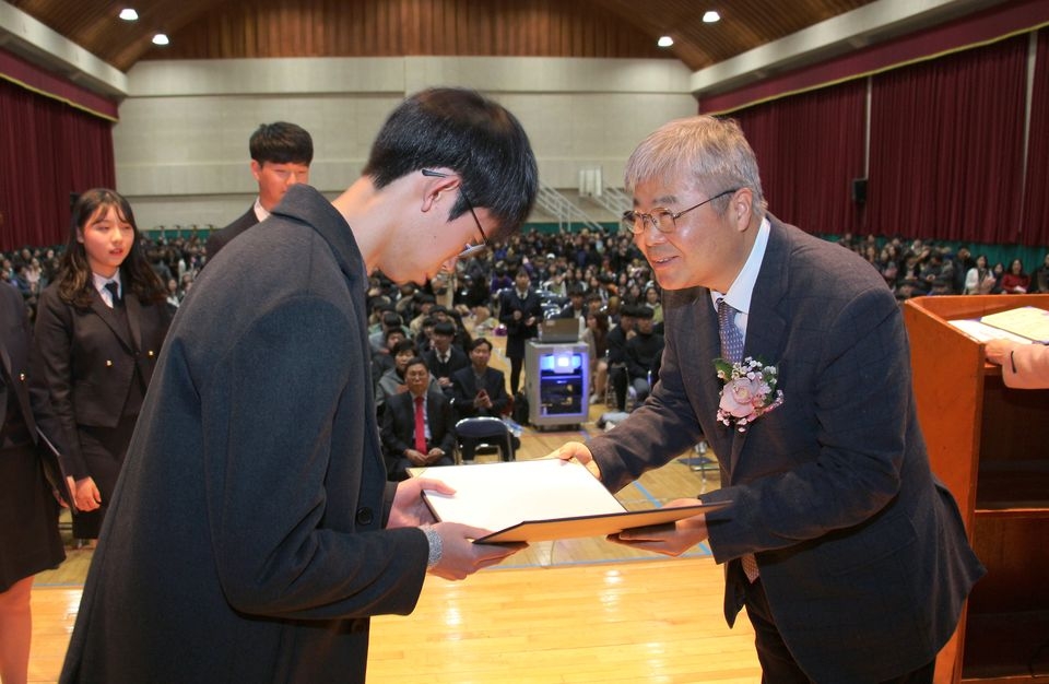 한상길 새울원자력본부장(오른쪽)이 14일 남창고등학교 졸업식에 참석해 장학금을 전달하고 있다.