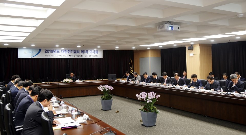 전기협회는 14일 서울 송파구 소재 전기회관에서 김동수 상근부회장 등 임원 20여명이 참석한 가운데 ‘2019년도 제1차 이사회’를 개최했다.