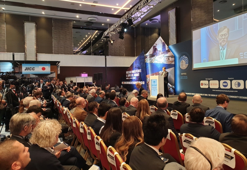 협력중소기업과 함께 시장개척단을 결성해 터키를 방문한 정재훈 한수원 사장이 ‘2019 터키 국제 원자력 발전소 써밋’ 개회식에서 연설을 하고 있다.
