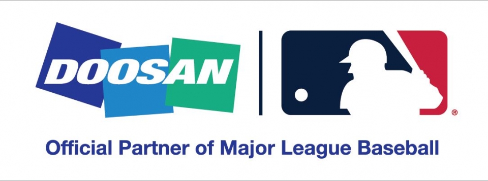 두산과 MLB 결합 로고. 두산은 2017년 아메리칸리그 디비전시리즈(ALDS)부터 MLB를 후원하고 있다.