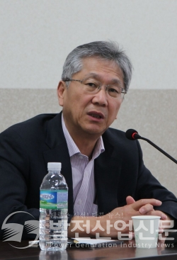 곽기영 한국전기공업협동조합 이사장이 500여 조합원들과 이익을 공유하기 위한 실천 플랜에 대해 설명하고 있다.