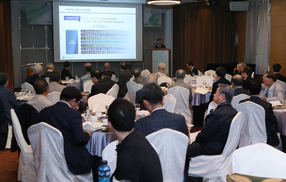 한국원자력안전아카데미는 지난 7일 엄재식 원자력안전위원회 위원장을 초청해 ‘2019년 원자력 안전규제 주요정책 방향’을 주제로 제52차 원자력원로포럼을 개최했다.
