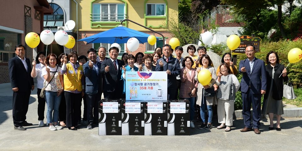 한전기술은 지난 7일 경북 김천지역 아동복지시설 17개소에 공기청정기 35대를 기증했다.