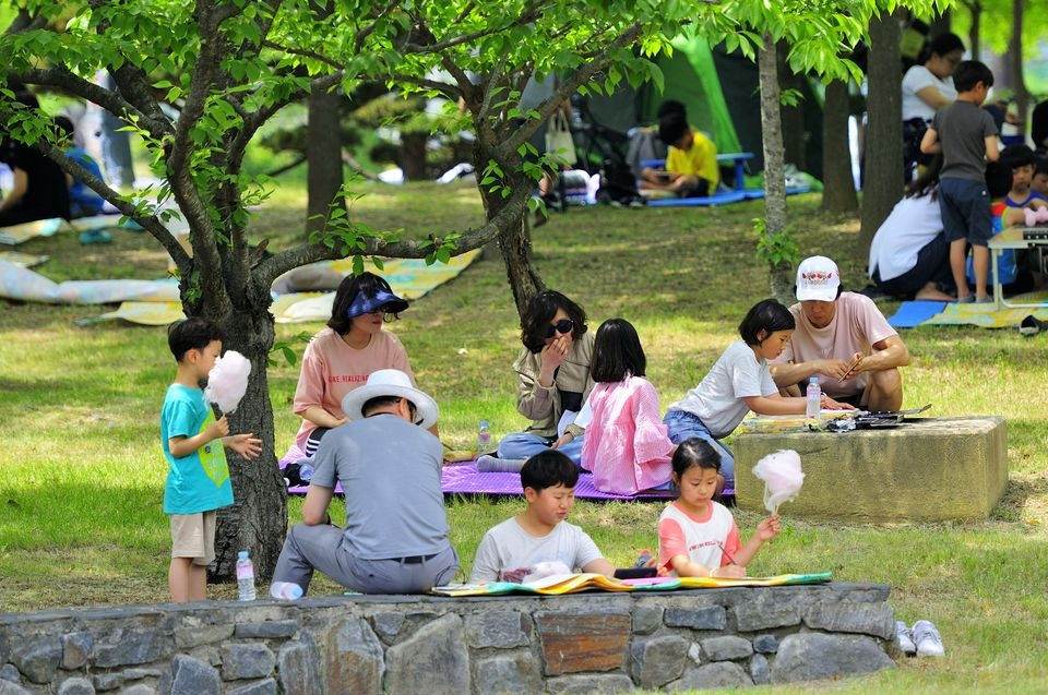 지난 25일 열린 ‘사생대회’에 참가한 초등학생들이 부모들과 함께 그림을 그리고 있다.