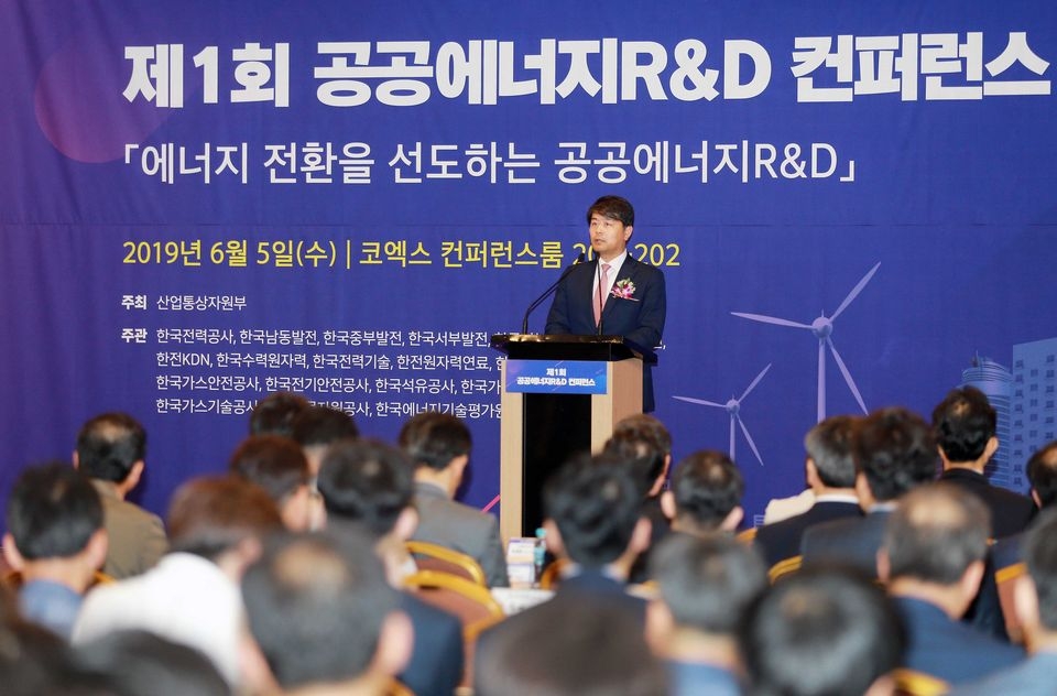 산업부는 5일 서울 코엑스에서 산업부 에너지자원실장, 17개 에너지공기업 CTO, 에너지기술평가원장 등 산학연 전문가 200여명이 참석한 가운데 ‘제1회 공공에너지R&D 컨퍼런스’를 개최했다.