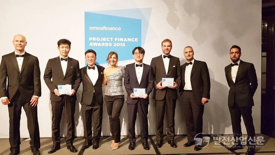 한국남부발전은 12일 영국 런던 소재 더 로얄 홀스가드 호텔에서 열린 ‘2018 Project Finance Awards'에서 ‘Best Wind Farm' 분야 우수상을 수상했다. 사진은 남부발전과 요르단 대한풍력 관계자들이 수상 후 기념촬영을 하고 있다.