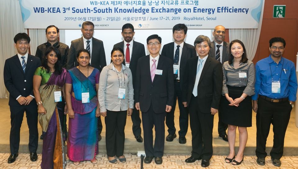 17일부터 21일까지 서울 로얄호텔에서 열리는 ‘WB-KEA 에너지효율 남-남 지식교류 프로그램’에 참가하는 스리랑카와 방글라데시 관계자들이 오대균 에너지공단 기후대응이사(오른쪽 4번째)와 기념촬영을 하고 있다.