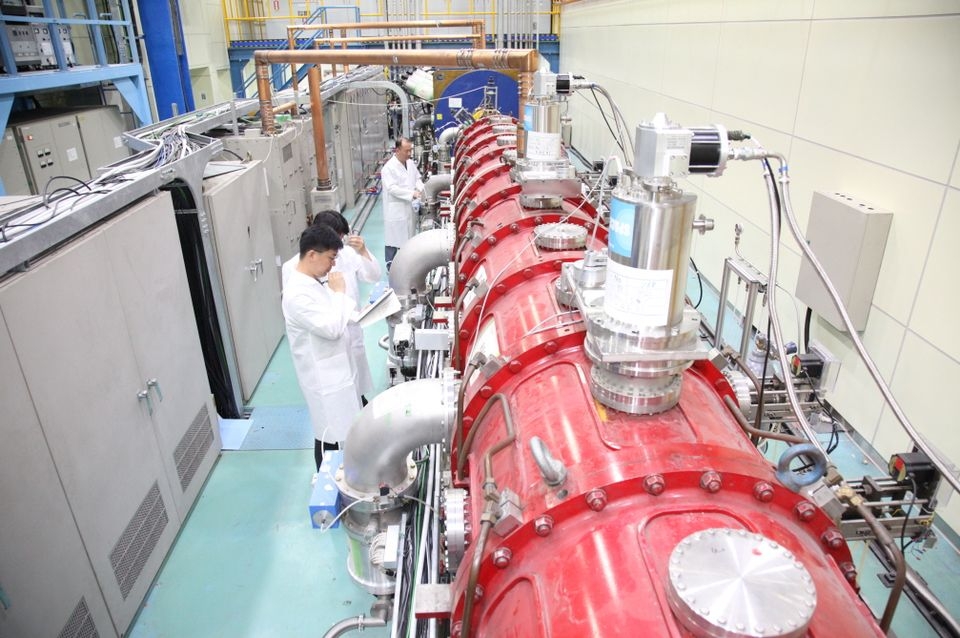 원자력연구원 관계자들이 종합엔지니어링동 1층 운영실에서 국내 최초로 구축된 중이온빔가속기 ‘KAHIF’의 장치 상태를 점검 중이다.