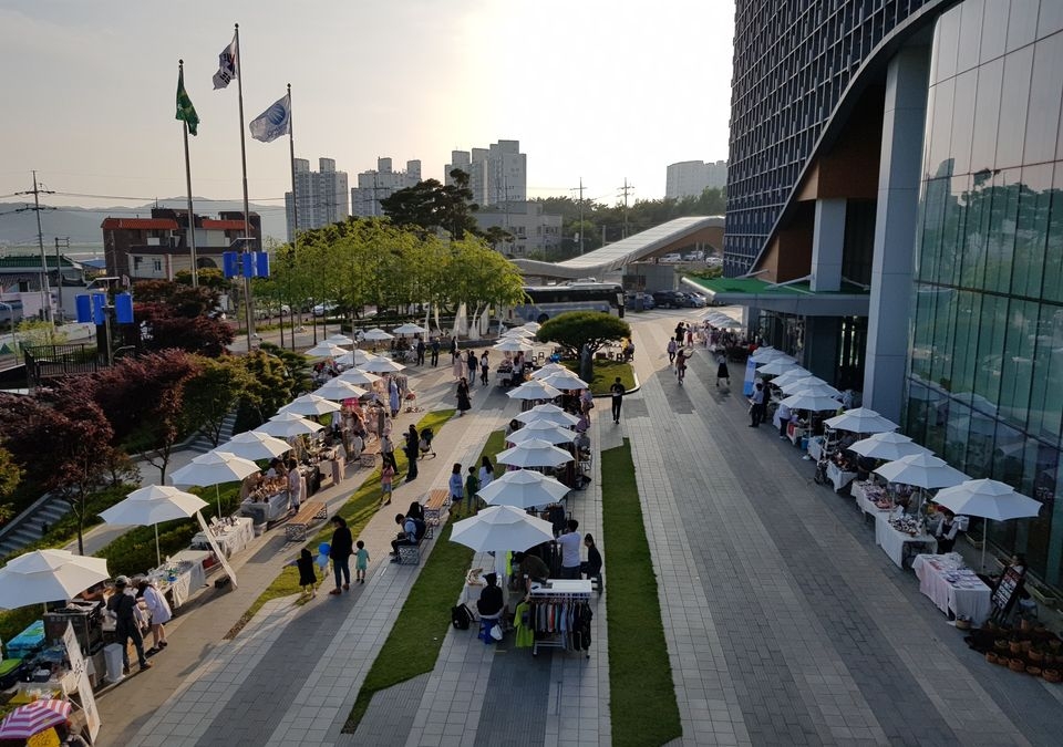 중부발전은 지난 20일 충남 보령 본사에서 지역 소상공인, 사회적 기업, 중고장터 등 60여 업체가 참여한 가운데 ‘2019년도 한국중부발전과 함께하는 프리마켓”을 개최했다.