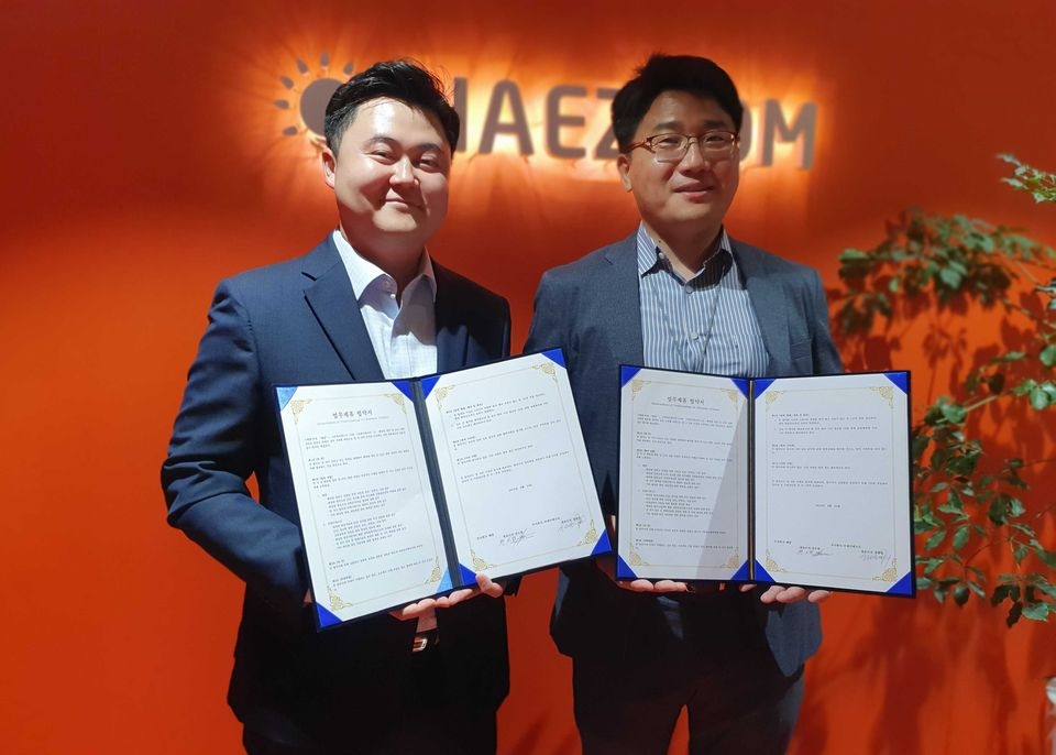 지난 24일 권오현 해줌 대표(왼쪽)와 강태영 비에이에너지 대표가 ‘태양광 및 ESS 사업 협력을 위한 업무협약’ 체결 후 기념촬영을 하고 있다.
