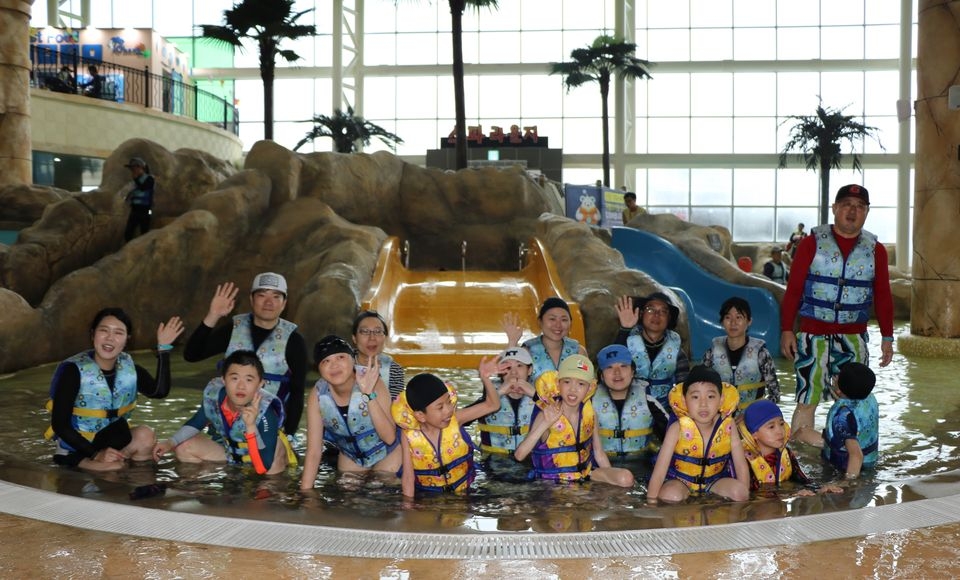 지난 10일 현장체험학습에 참여한 중증장애아동들이 워터파크에서 물놀이를 하고 있다.