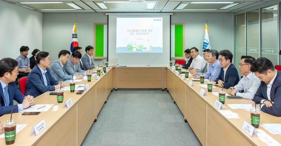 산업부는 지난 11일 한국에너지공단 서울지역본부에서 재생에너지 전력사용량 인증을 위한 자발적 제도인 ‘RE 100’ 도입을 위한 간담회를 개최해 주요 기업들의 의견을 청취했다.