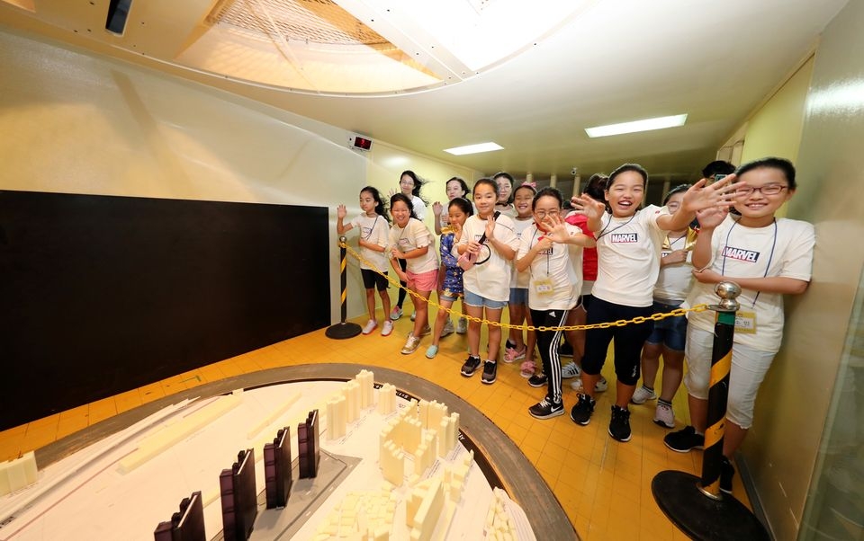 지난 7월 30일 대우건설 기술연구원을 방문한 임직원 자녀들이 풍동실험동에서 바람세기를 체험하고 있다.