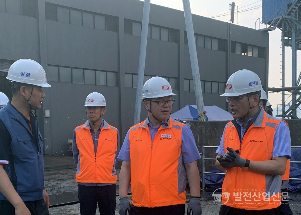 박일준 한국동서발전(주) 사장(오른쪽 두 번째)과 관계자들이 호남화력본부 현장을 점검을 하고 있다.
