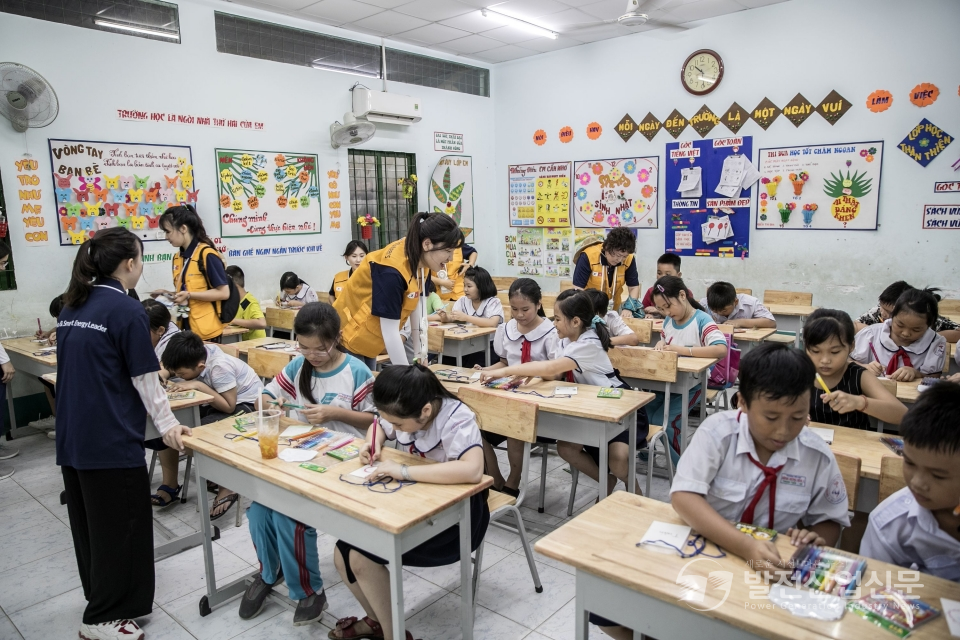 한국남동발전(주) 해외봉사단이 베트남 호찌민 빈떤의 한 초등학교에서 체험활동을 펼치고 있다.