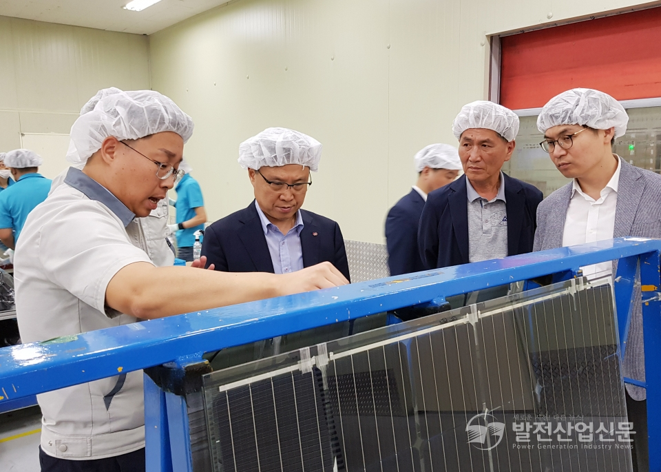 표영준 한국동서발전 사업본부장(왼쪽 두 번째)가 에스에너지의 태양광 설비에 대한 설명을 듣고 있다.