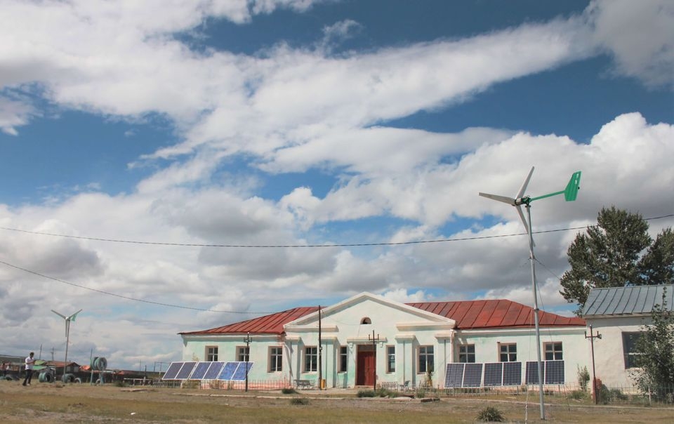 풍력·태양광 병합형 발전기가 설치된 몽골 어기노르(UgiiNuur) 종합학교 전경.
