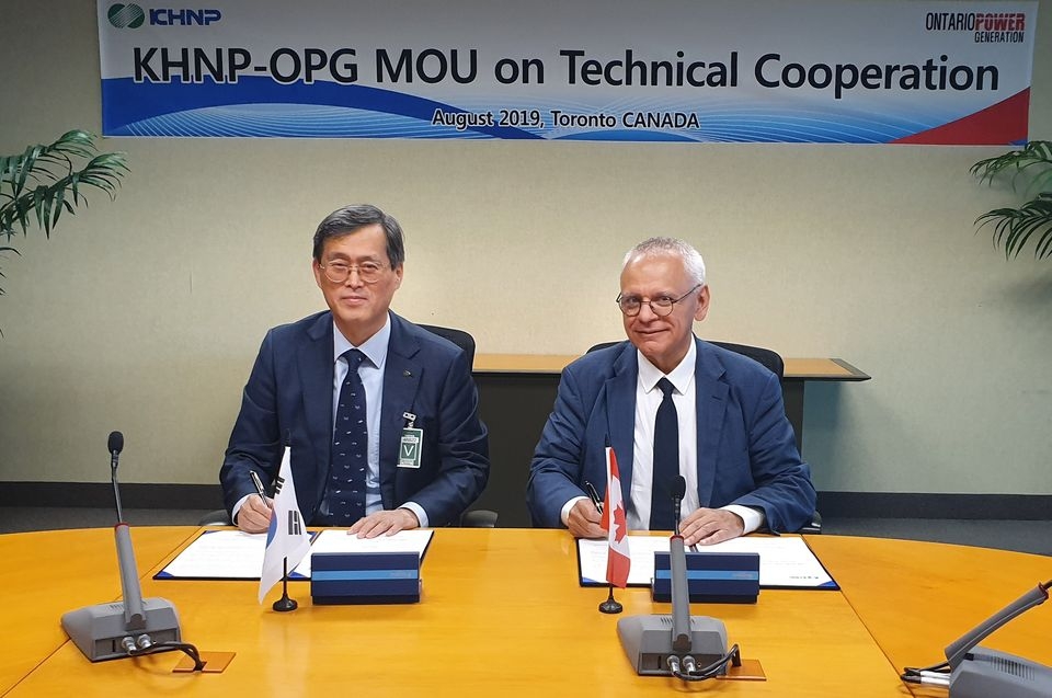 27일(현지시간) 정재훈 한수원 사장(왼쪽)과 도미니크 미니에르(Dominique Miniere) OPG 원자력 총괄사장이 ‘원자력 및 신재생 분야 기술협력 양해각서’에 서명하고 있다.