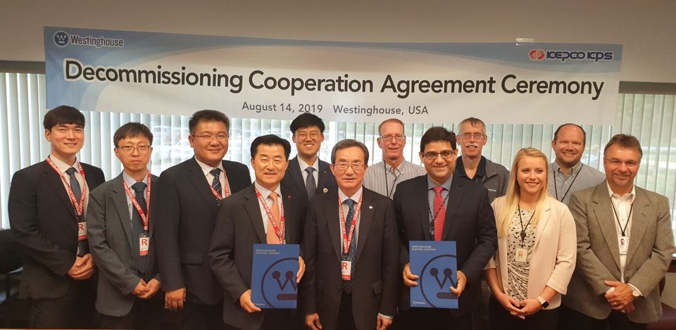 지난 8월 14일 한전KPS와 웨스팅하우스 관계들이 원전해체 기술협력 계약 체결 후 기념촬영을 하고 있다.