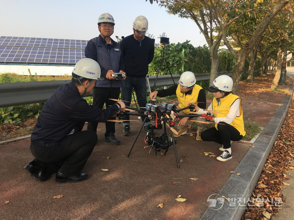 한국서부발전(주)(사장 김병숙) 관계자들이 태양광패널 점검 전 드론을 점검하고 있다.