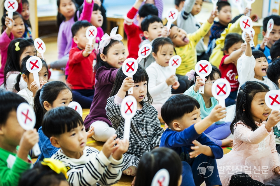 한국중부발전(주)(사장 박형구)이 안전문화확산을 위해 ‘2019 재난대응 안전퀴즈대회’를 17일 개최했다. 어린이집 원아들이 진지한 태도로 퀴즈에 임하고 있다.