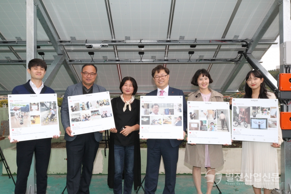 박일준 한국동서발전(주) 사장(오른쪽 세 번째)과 전달식 참석자들이 기념 촬영을 하고 있다.