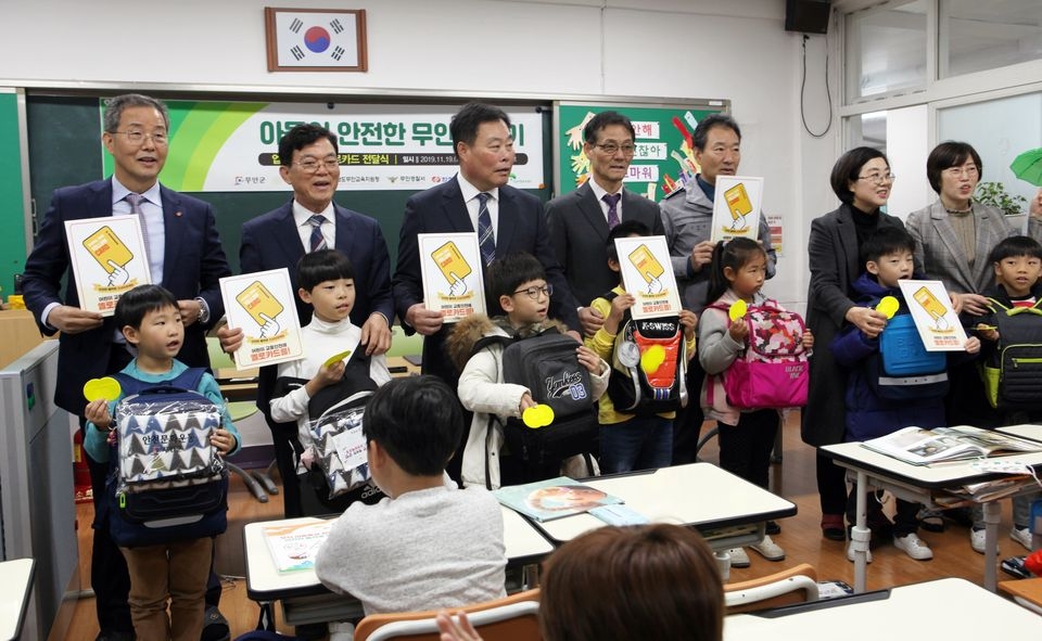 19일 조영래 한전KPS 총무처장(왼쪽 첫 번째)과 김산 무안군수(왼쪽 3번째)가 ‘아동이 안전한 무안만들기 협약’ 체결 후 참석자들과 함께 아이들에게 ‘옐로카드’를 전달하고 기념촬영을 하고 있다.