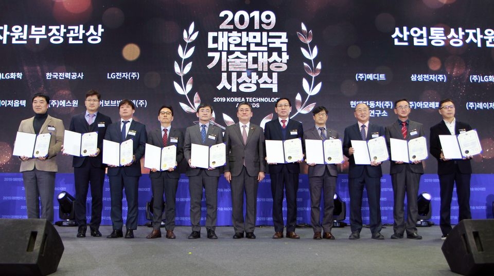 전력연구원은 지난 13일 서울 코엑스에서 열린 ‘2019 대한민국 기술대상’에서 ‘해상풍력 석션버켓 하부기초 설치 기술’로 산업통상자원부 장관상을 수상했다.