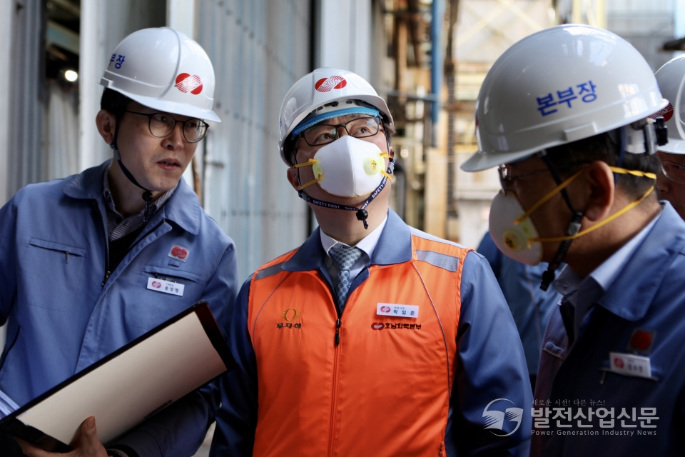박일준 한국동서발전 사장(중앙)과 관계자들이 호남화력본부에서 현장 안전점검을 시행하고 있다.
