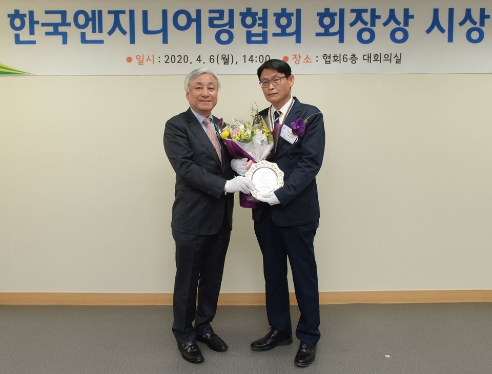 한국전력기술(주) 이배수 사장이 지난 6일 한국엔지니어링협회에서 열린 ‘한국엔지니어링협회 회장상 시상식’에서 ‘2019 해외개척상’을 수상했다. 이날 이배수 사장의 일정에 따라 염학기 기술전략실장(오른쪽)이 대리 수상했다.