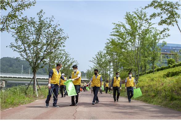 한국남동발전(주)(사장 유향열) 관계자들이 ‘제25회 환경의 날’을 맞아 진부 본사 인근에서 환경보전 인식개선을 위한 환경정화활동을 하고 있다.