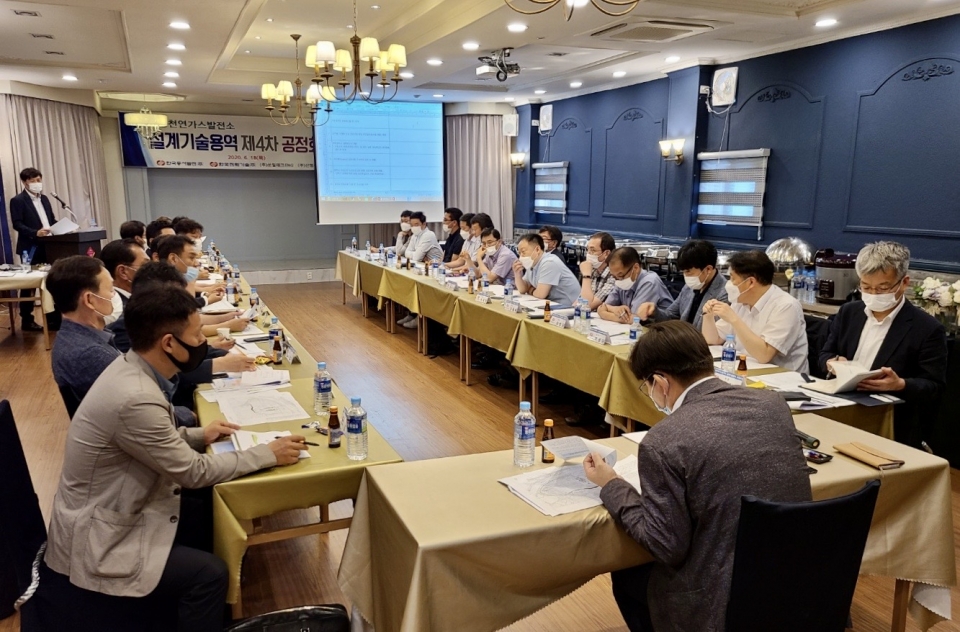 한국동서발전(주)과 한국전력기술(주) 관계자들이 음성천연가스발전사업 설계기술용역 공정회의를 진행하고 있다.