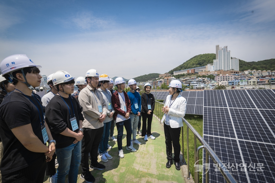지난해 부산발전본부에서 활동한 1기 에너지도슨트가 발전소를 방문한 대학생에게 태양광발전에 대한 안내를 하고 있는 모습.