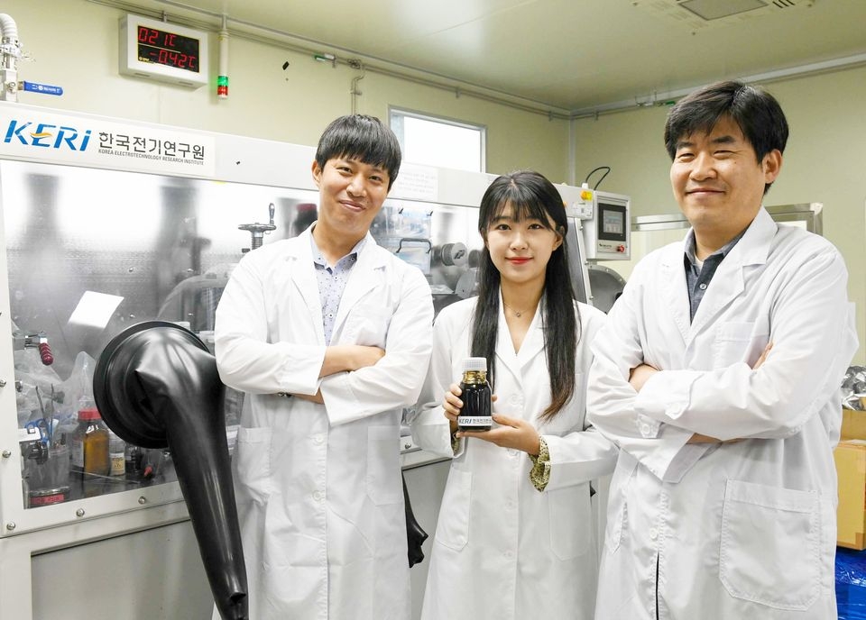 전기연구원 차세대전지연구센터 박준우 선임연구원, 김민주 연구원, 이상민 센터장(왼쪽부터)이 고체 전해질 용액을 들고 실험실에서 포즈를 취하고 있다.