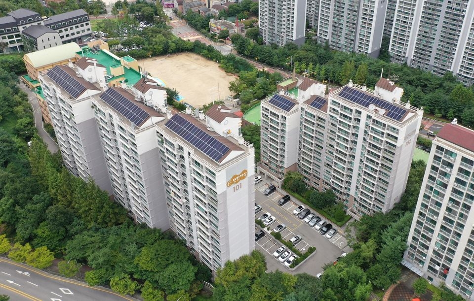 해줌이 시공한 경기도 용인시 소재 공동주택 태양광발전설비 전경.