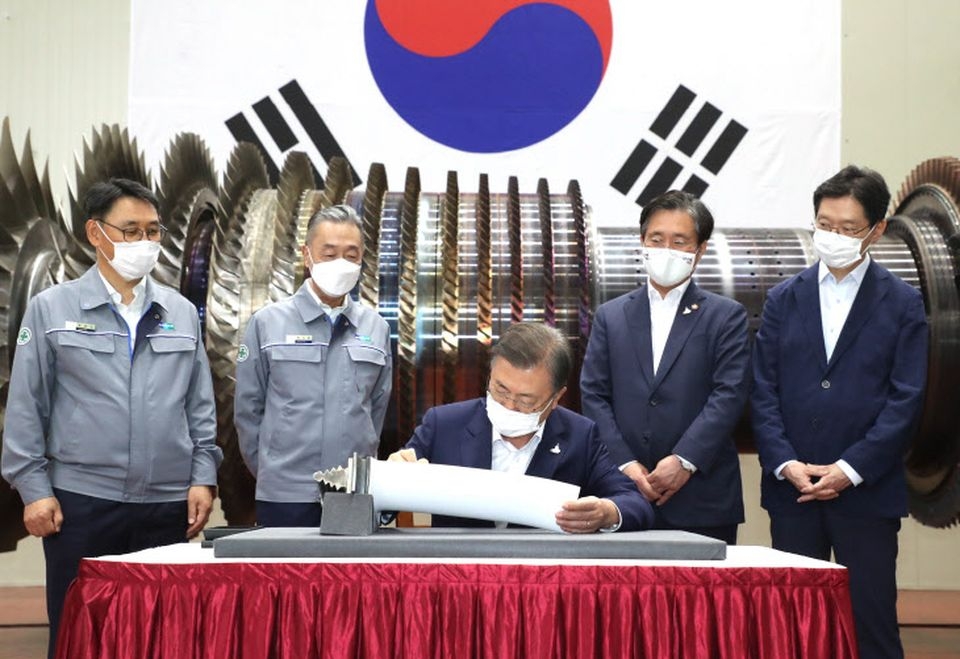 17일 오후 두산중공업 창원 공장을 방문한 문재인 대통령이 한국형 표준 가스터빈 블레이드에 서명을 하고 있다. 사진=연합뉴스